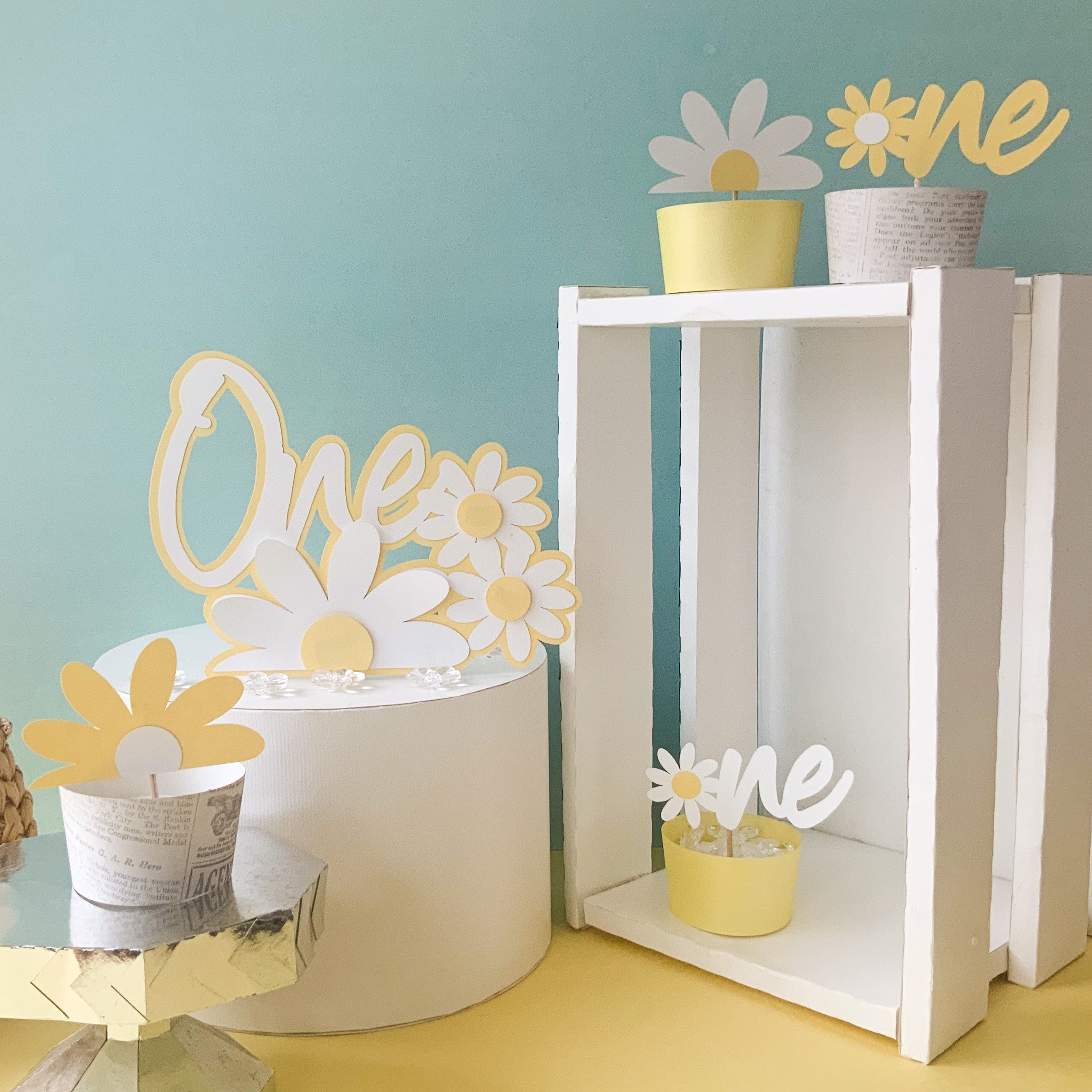 Pinfliers Daisy theme paper one cake topper & 6 cucpake toppers for 1st birthday party for girls, 1 piece, white & yellow